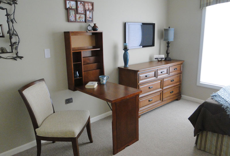 Living area with versatile desk